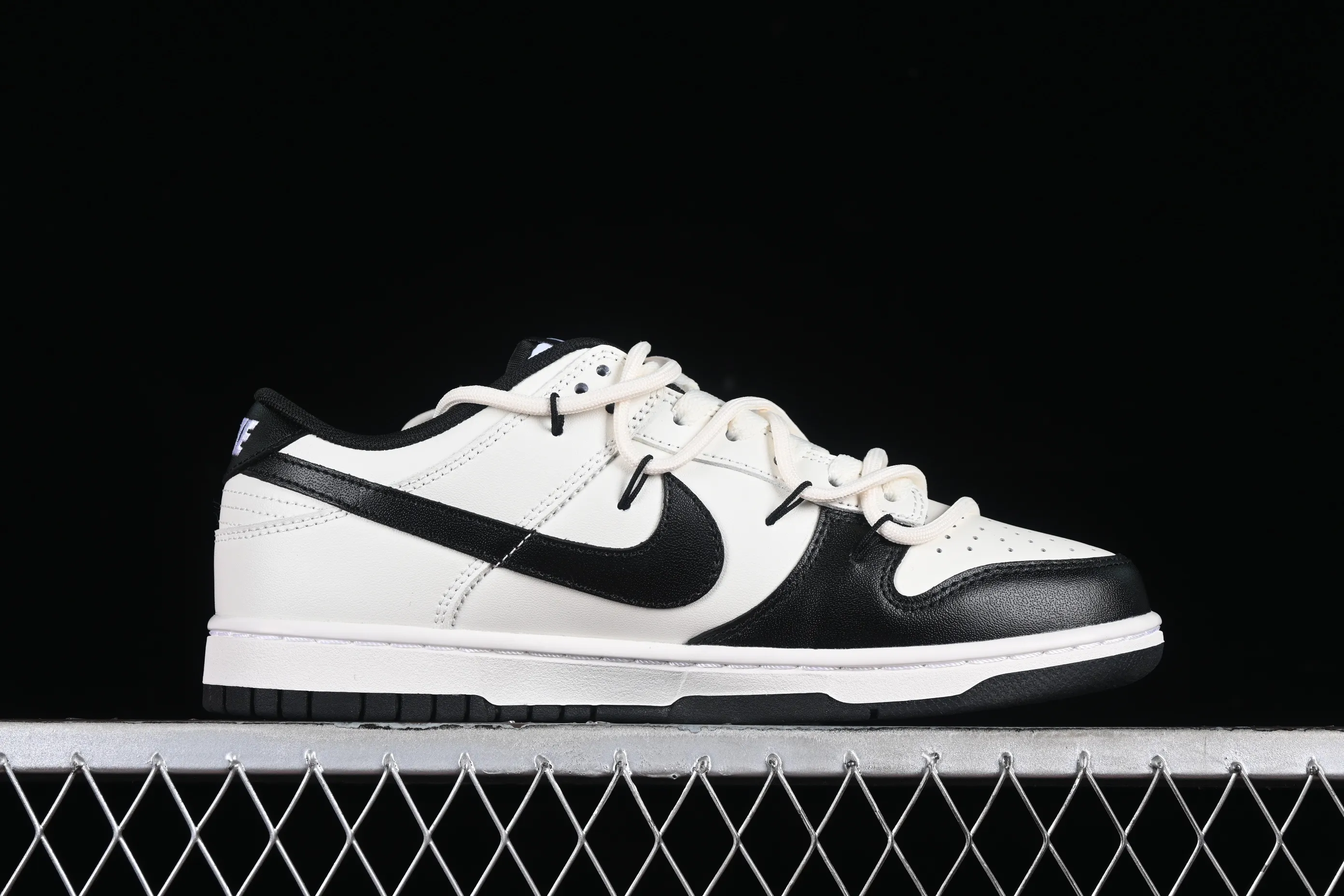 All Categories Nk SB Dunk Series Nk SB Dunk Low Low-top sneakers Nk Dunk Retro Saml Panda Prank Black and white retro style SB strap low-top casual sneakers DD1391-100